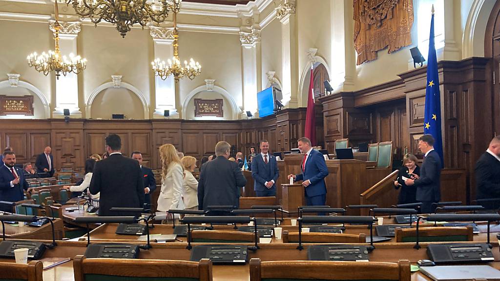 ARCHIV - Lettlands Parlamentspräsident Edvards Smiltens (M) gibt seine Stimme bei der Präsidentenwahl ab und wirft sein Wahlzettel in die Urne. Foto: Alexander Welscher/dpa