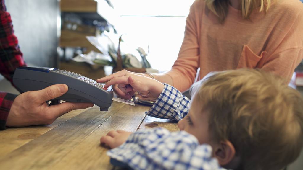 Bei der St.Galler Kantonalbank können Kinder ab sechs Jahren eine eigene Karte erhalten.