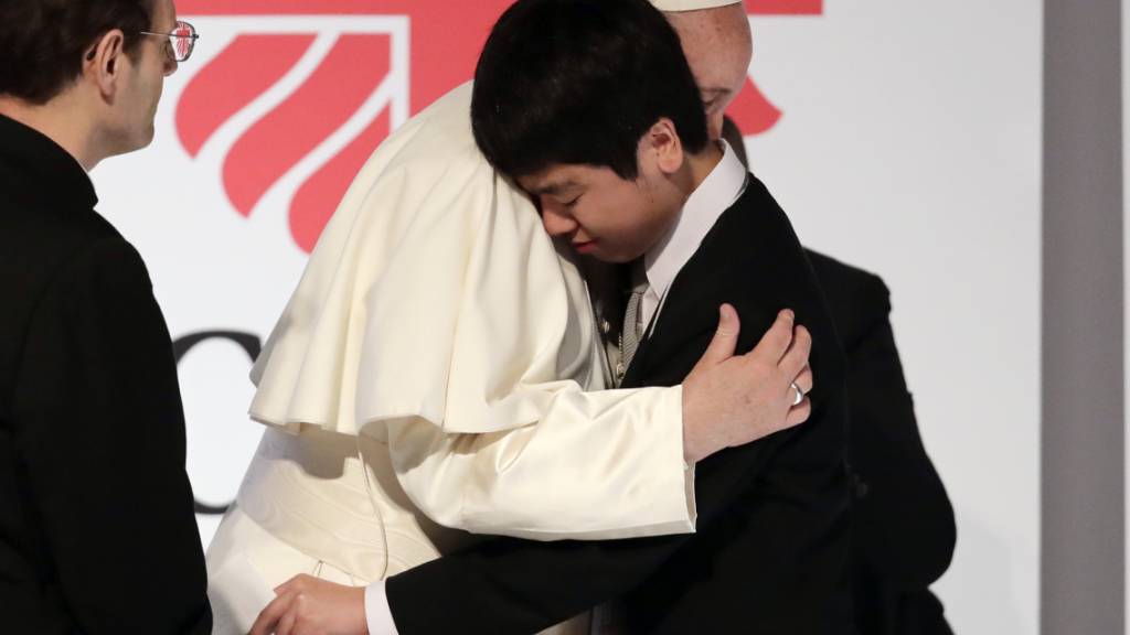 Papst Franziskus umarmt bei seinem Besuch in Tokio ein Opfer der Nuklearkatastrophe von Fuskushima im Jahr 2011.