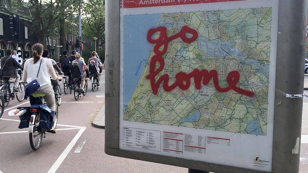 Touristen sind in Amsterdam nicht immer beliebt. Die Stadt sucht nun nach einem «neuen Gleichgewicht» zwischen Tourismus und Stadtbevölkerung. Archiv)