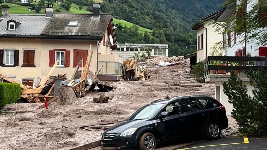 Am Sonntag konnte ein Teil der Evakuierten im Erdrutschgebiet von Schwaden im Kanton Glarus ihre Fahrzeuge aus dem Sperrgebiet holen.