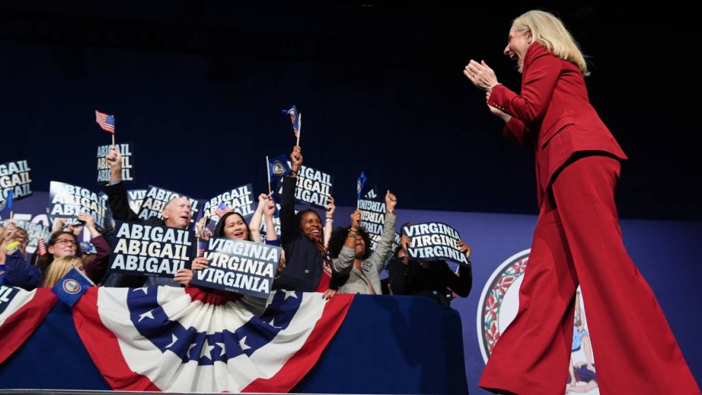 ARCHIV - Die Demokratin Abigail Spanberger betritt die Bühne während einer Wahlparty in Richmond, Virginia (Archivbild). Foto: Stephanie Scarbrough/AP/dpa