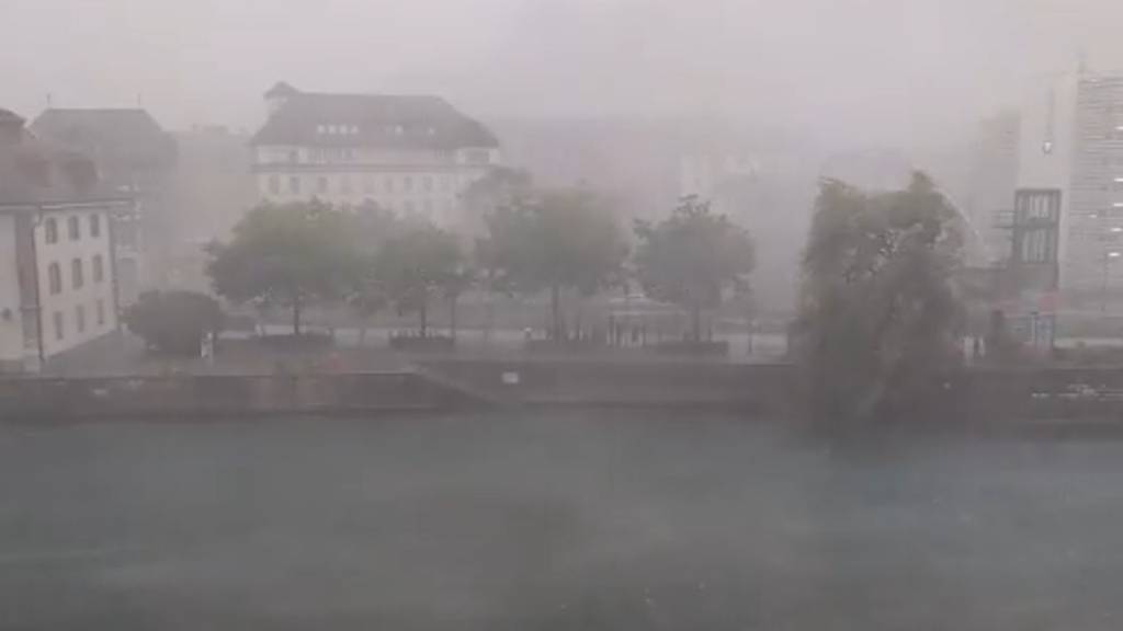 Heftiges Gewitter zieht über Luzern