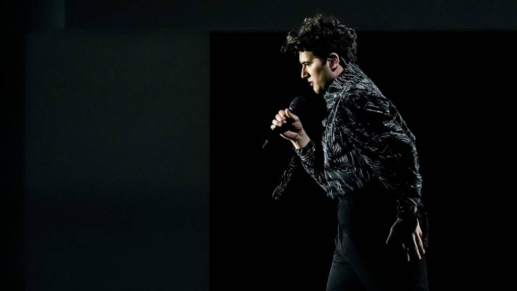 Der Freiburger Gjon's Tears hat die Schweiz 2021 in den Niederlanden auf den dritten Platz des ESC gesungen. Dieses Jahr wird er am Finale in Basel erneut auf der Bühne stehen. (Archivbild)