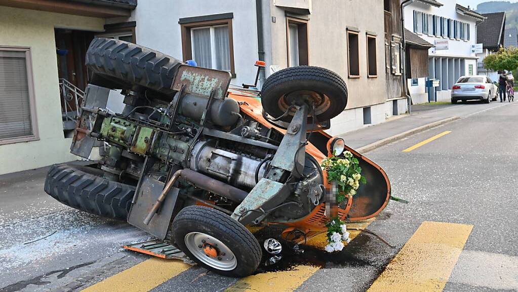 Auf dem Traktor fuhren ein 69-jähriger Mann sowie zwei Mädchen. Sie alle wurden bei dem Unfall leicht verletzt.