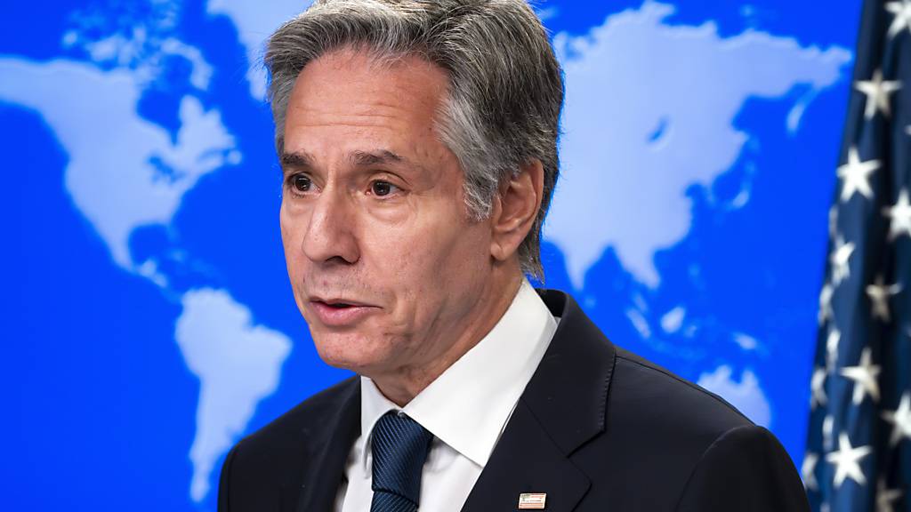 Antony Blinken, Außenminister der USA, während einer Pressekonferenz im Außenministerium. Die USA stellen der Ukraine zur Abwehr des russischen Angriffskriegs weitere Militärhilfe zur Verfügung. Foto: Alex Brandon/AP/dpa