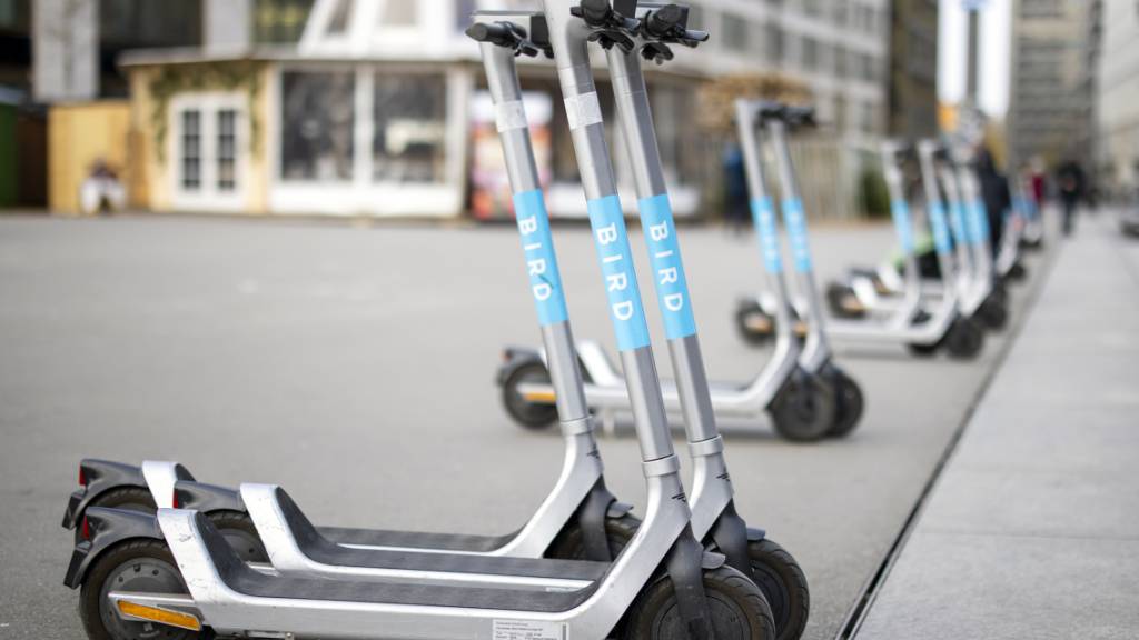 Der Elektro-Trottinett-Anbieter Bird will sich in einem US-Insolvenzverfahren sanieren. Der Betrieb soll dabei unverändert weitergehen. (Archivbild)