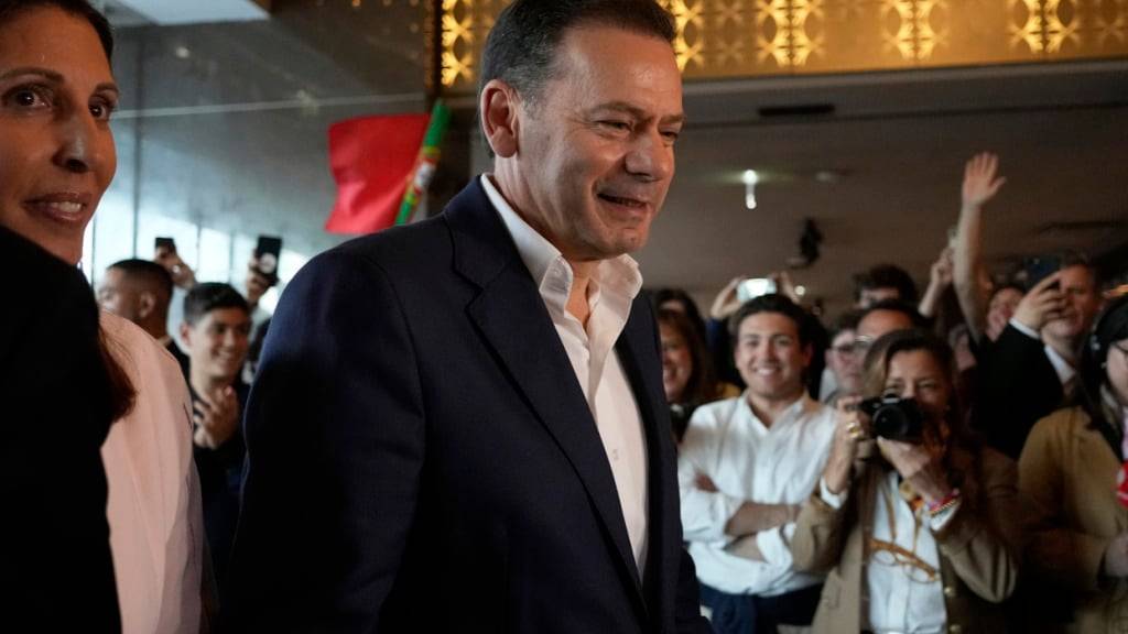Der Vorsitzende der Mitte-Rechts-Partei der Sozialdemokraten, Luis Montenegro, trifft nach den Parlamentswahlen am Sitz der Partei ein. Foto: Armando Franca/AP/dpa