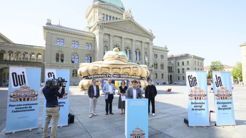 Die drei grossen Schweizer Wirtschaftsverbände unterstützen die Volksinitiative der Jungfreisinnigen zur «Verwaltungsbremse». Die Hüpfburg in der Form des aufgeblähten Bundeshauses ist Teil der Kampagne gegen hohe Verwaltungskosten.