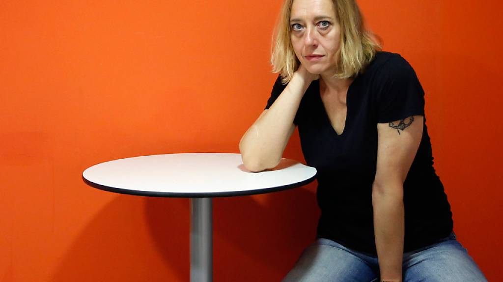 ARCHIV - Die französische Autorin Virginie Despentes sitzt während eines Interviews an einem Tisch. Despentes hat in einem offenen Brief Rassismus in Frankreich und die Ignoranz vieler Weißer angeprangert. Foto: Juan Carlos Hidalgo/EFE/EPA/dpa