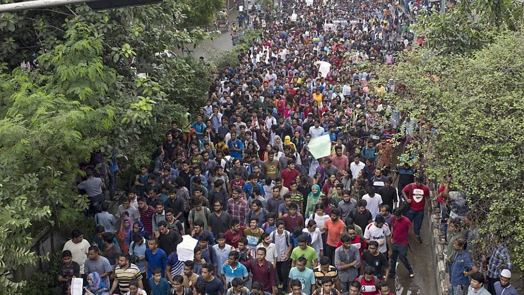 Nach Massenprotesten für mehr Sicherheit auf den Strassen sind in Bangladesch seit Ende Juli 97 Verdächtige wegen «Gewalt und Hetze in den sozialen Medien» festgenommen worden. (Bild vom 5. August)