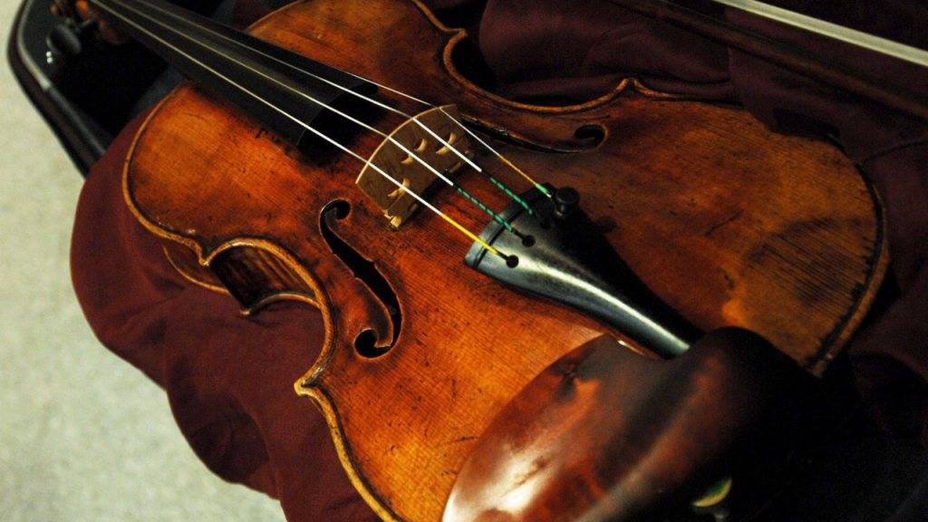 Die Schutzschicht sorgt nicht nur für eine schöne Holzfarbe, sie lässt auch den Klangkörper einer Geige anders vibrieren. (Archiv)