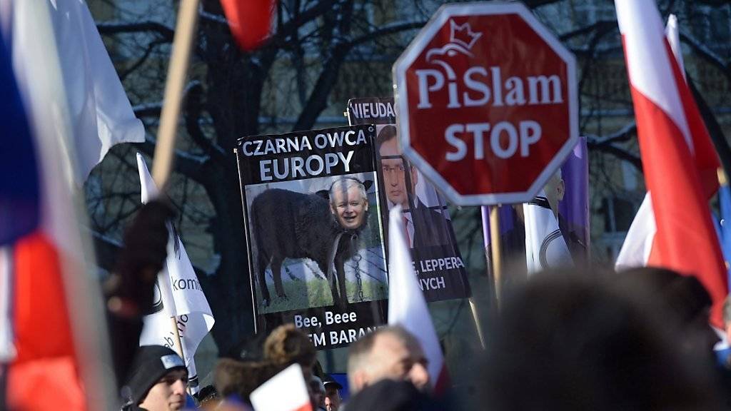 Proteste gegen die Regierung der Partei für Recht und Gerechtigkeit (PiS) in Warschau.