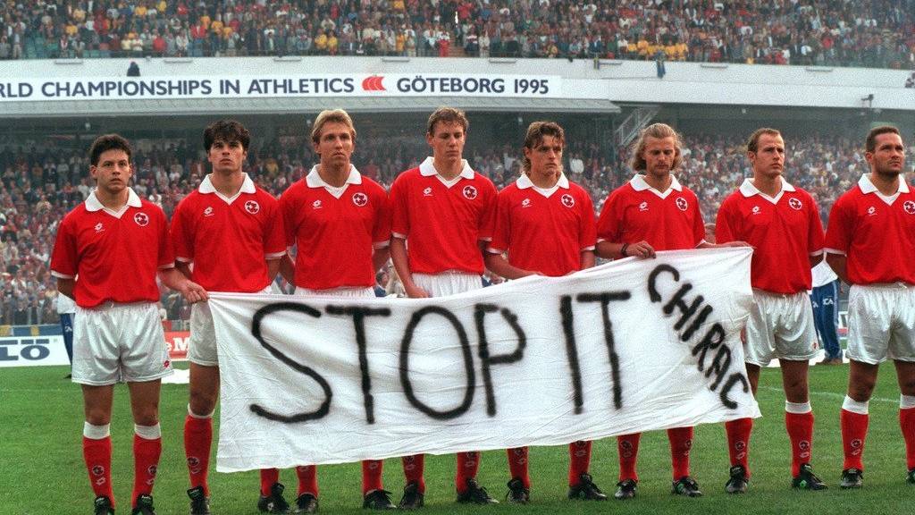 Stopp die Atomversuche, forderten die Schweizer Nati-Spieler 1995. (Keystone/Karl Mathis)
