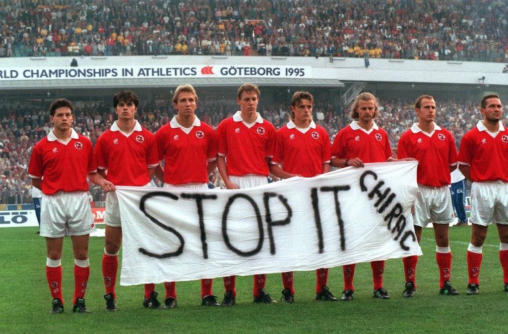 Stopp die Atomversuche, forderten die Schweizer Nati-Spieler 1995. (Keystone/Karl Mathis)