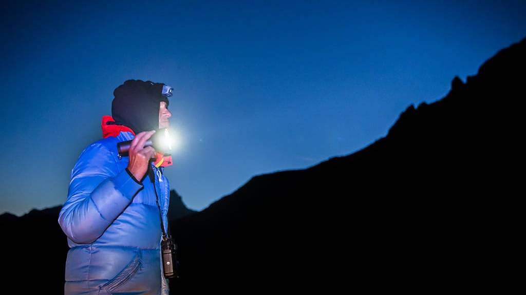 Nachts im Walliser Val de Bagnes. Die Organisation zum Schutz der Alpen (OPPAL) ist in den Kantonen Waadt und Wallis aktiv. Ihre Freiwilligen helfen bei der nächtlichen Bewachung der Herden. Im vergangenen Jahr unterstützte die Organisation 55 Viehzüchter auf 16 Alpen.