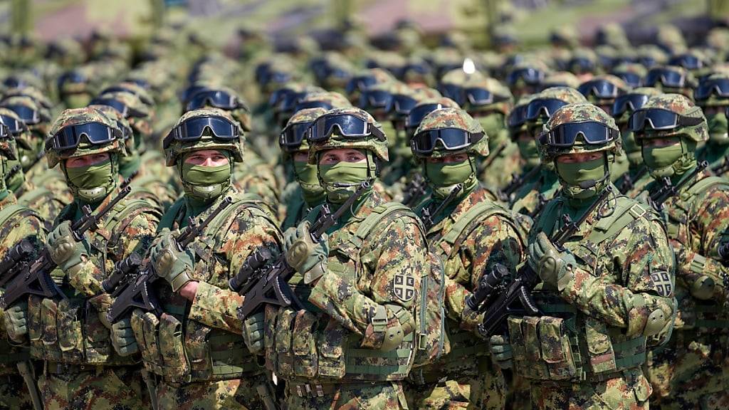 ARCHIV - Soldaten der serbischen Armee während einer Militärübung auf dem Militärflughafen Batajnica. Foto: Darko Vojinovic/AP/dpa