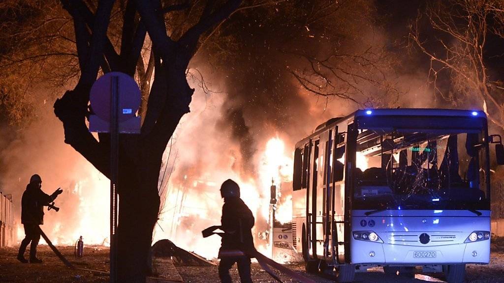 Feuerwehrleute und Rettungskräfte tun ihr Bestes, um die Situation in Ankara zu beruhigen.