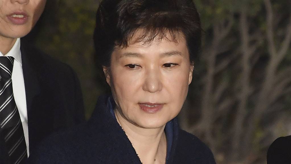 Die frühere Präsidentin von Südkorea, Park Geun Hye, verlässt nach einer Anhörung das Bezirksgericht. (zu dpa «Südkoreas Ex-Präsidentin Park zu 20 Jahren Haft verurteilt») Foto: Song Kyung-Seok/Pool/Pi/Prensa Internacional via ZUMA/dpa