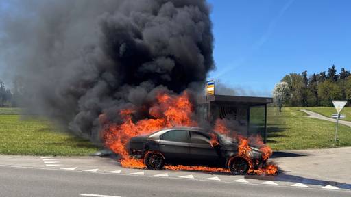 Fahrer kann sich in Lenggenwil SG aus brennendem Auto retten