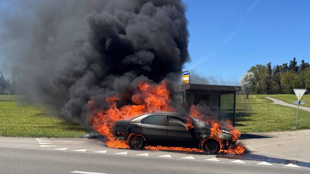 Am Donnerstagnachmittag brannte bei Wisental in Lenggenwil ein Auto lichterloh.