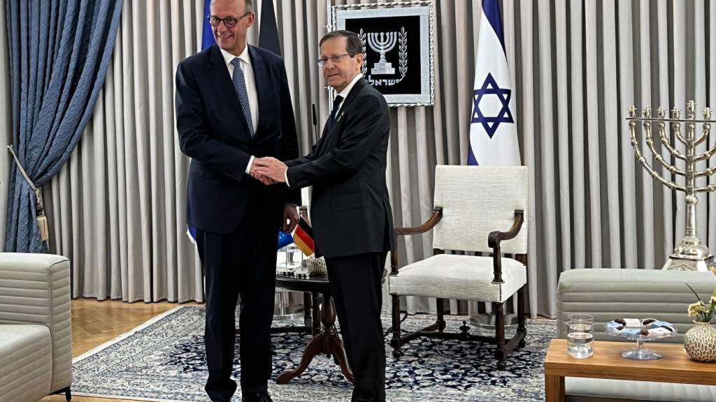 Bundeskanzler Friedrich Merz (CDU, l) trifft den israelischen Präsidenten Izchak Herzog. Foto: Sara Lemel/dpa