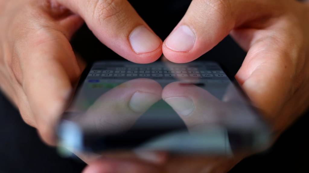 Mit einer neuen Open-Banking-Plattform von SIX sollen Privatkunden ihre verschiedenen Bankkonten in einer einzigen App verwalten können. (Symbolbild)