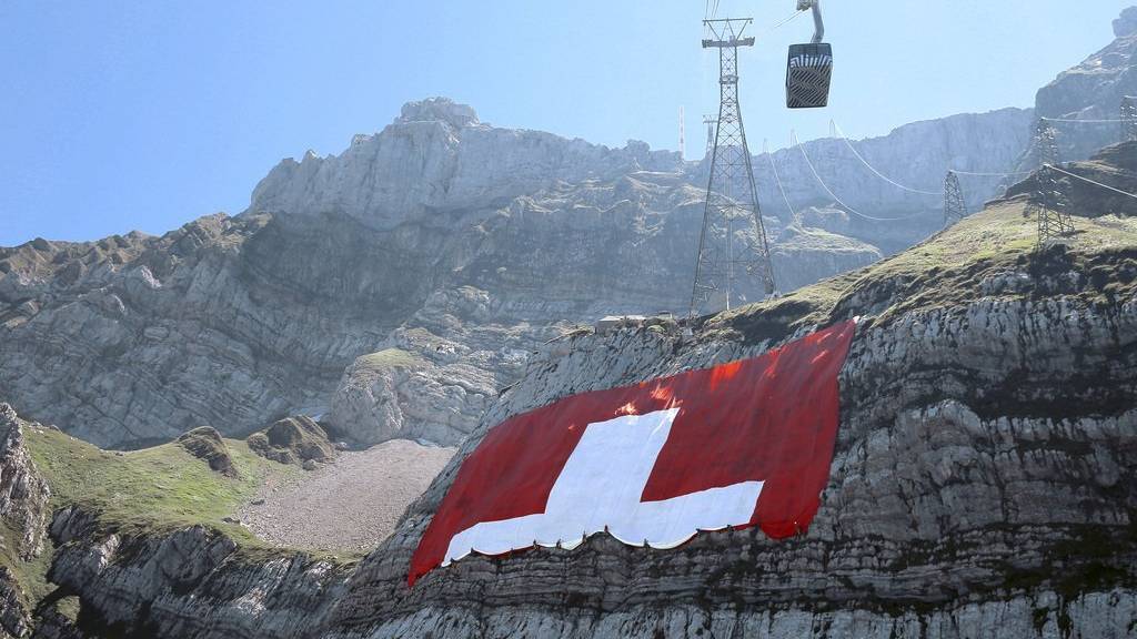 Die grösste Schweizer Fahne der Welt ziert zur Zeit wieder den Säntis.