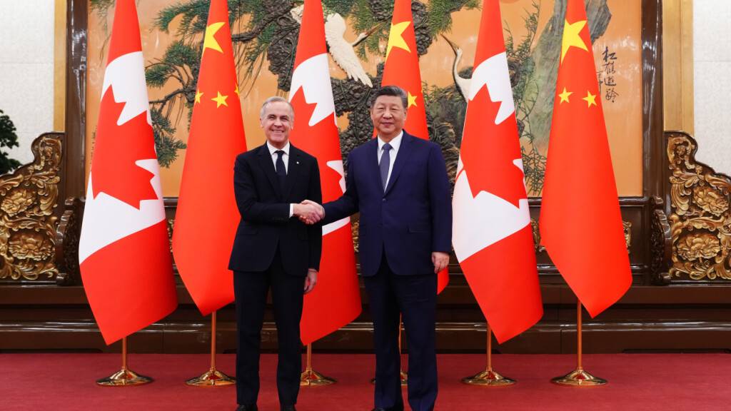 dpatopbilder - Kanadas Premierminister Mark Carney (l) trifft sich mit dem chinesischen Präsidenten Xi Jinping in der Großen Halle des Volkes in Peking. Foto: Sean Kilpatrick/The Canadian Press/dpa