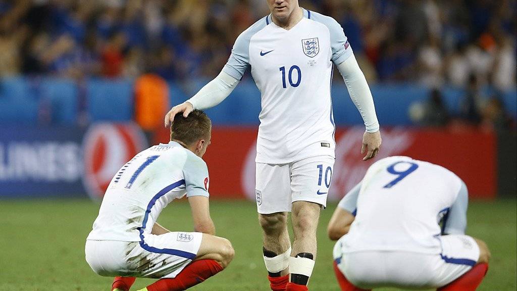 Wayne Rooney tröstet nach dem Ausscheiden im EM-Achtelfinal zwei Teamkollegen