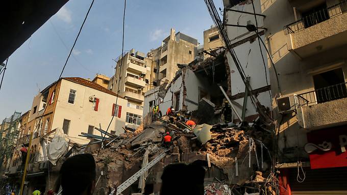 Helfer in Beirut suchen in Trümmern nach möglichem Überlebenden