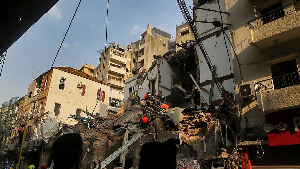 Mitglieder des chilenischen Rettungsteams und des libanesischen Zivilschutzes durchsuchen die Trümmer eines Gebäudes, das bei der Explosion im vergangenen Monat eingestürzt war, nachdem ein Rettungshund in der Gegend von Gemmayzeh Lebenszeichen entdeckt hatte. Foto: Marwan Naamani/dpa