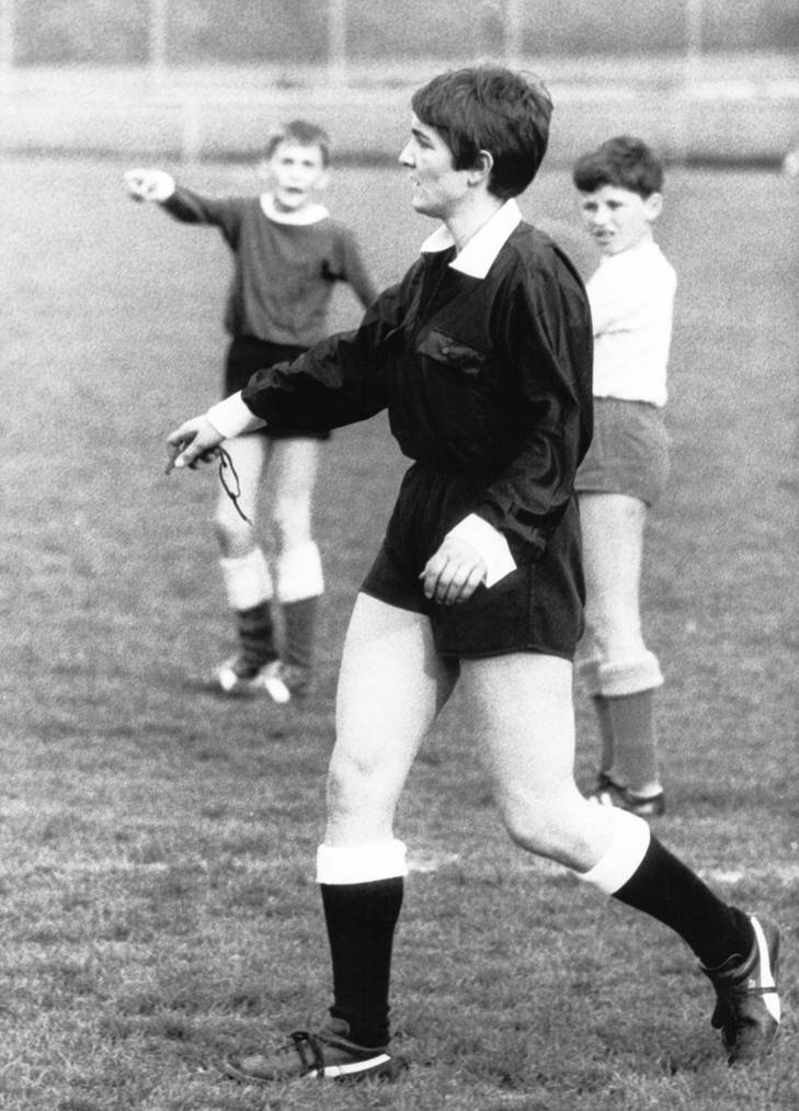 Silvia Stahel, Schiedsrichterin, aufgenommen am 23. April 1966 bei einem Junioren-C-Turnier im Stadion Kleinholz in Olten.