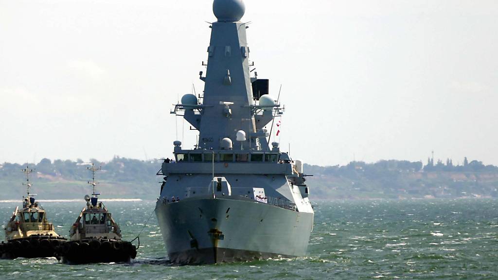 Der Royal Navy Zerstörer HMS Defender trifft im Hafen von Odessa ein.