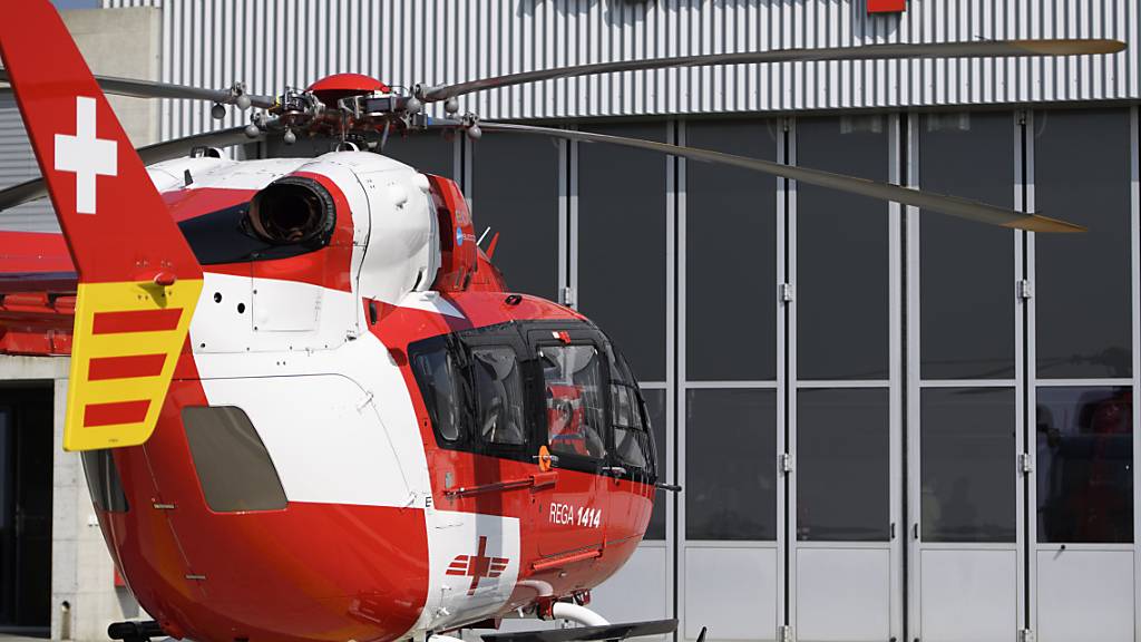 Der verunglückte Nachtwächter wurde von der Rega hospitalisiert. (Archivaufnahme)