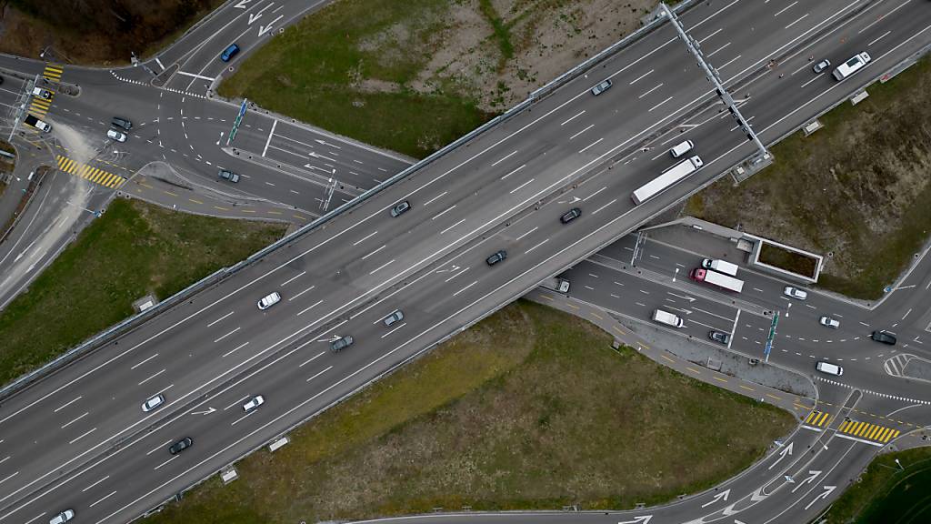 Der Nationalrat folgt dem Antrag des Bundesrats, die Autobahn A1 auf den zwei vielbefahrenen Streckenabschnitten Bern-Zürich und Lausanne-Genf auf mindestens sechs Spuren auszubauen. (Archivbild)