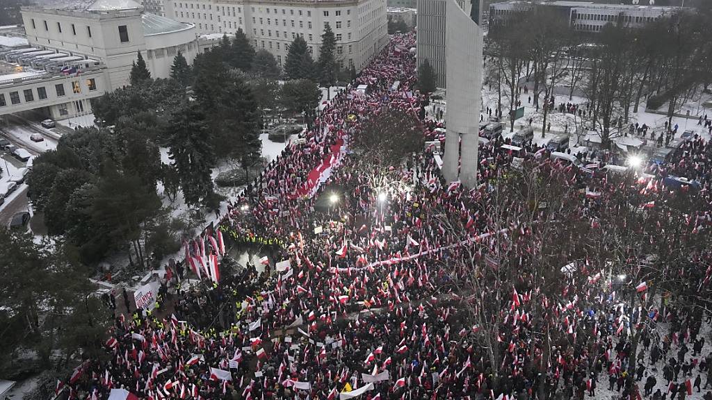 Mehrere Tausend Menschen demonstrieren in Polen gegen die Mitte-Links-Regierung von Donald Tusk. Die überwiegend älteren Anhänger der nationalkonservativen Oppositionspartei PiS versammeln sich vor dem Parlamentsgebäude in Warschau. Foto: Czarek Sokolowski/AP/dpa