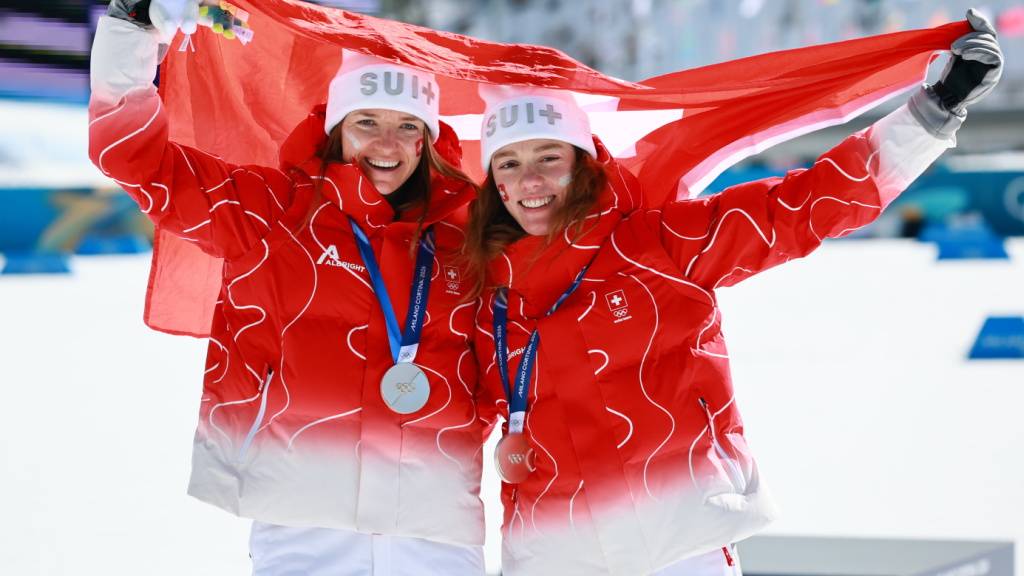Nadine Fähndrich (links) und Nadja Kälin posieren nach ihrem Silber-Coup für die Fotografen