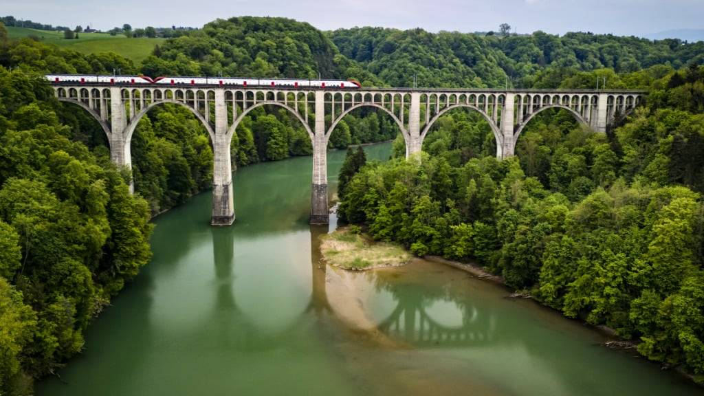 Ein Intercity auf dem Grandfey-Viadukt. Im Sommer müssen die Reisenden zwischen Bern und Freiburg während zwei Monaten auf Busse ausweichen.