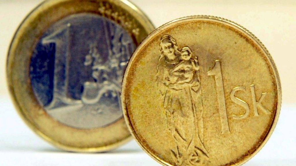 Eine slowakische Krone vor einem Euro: Die Slowaken halten auch sieben Jahre nach der Euro-Einführung noch immer viele Kronen.