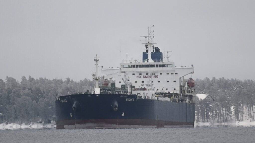 ARCHIV - Der beschlagnahmte Öltanker Eagle S ankert in der Nähe des Hafens Kilpilahti in Porvoo, Finnland (Archivbild). Foto: Vesa Moilanen/Lehtikuva/dpa