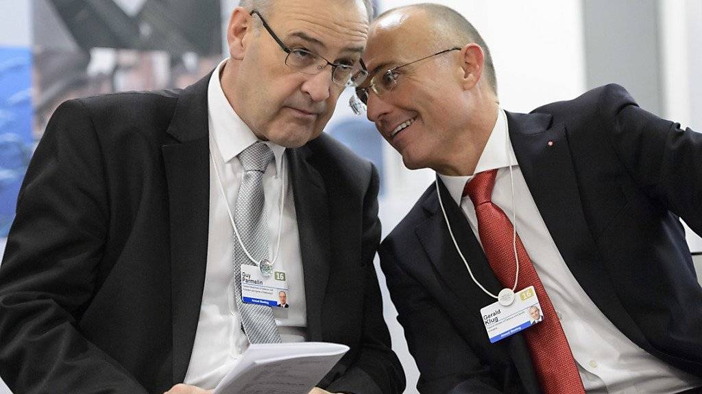 Er ist auf dem internationalen Politparkett angekommen: der neue Schweizer Verteidigungsminister Guy Parmelin (links) mit seinem österreichischen Amtskollegen Gerald Klug.