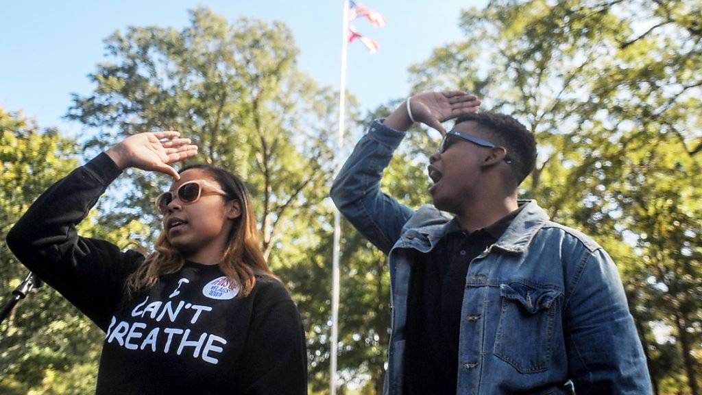Studierende vor der Universität von Mississippi protestieren gegen die Südstaatenflagge - jetzt hat der Rektor gehandelt. (Archiv)