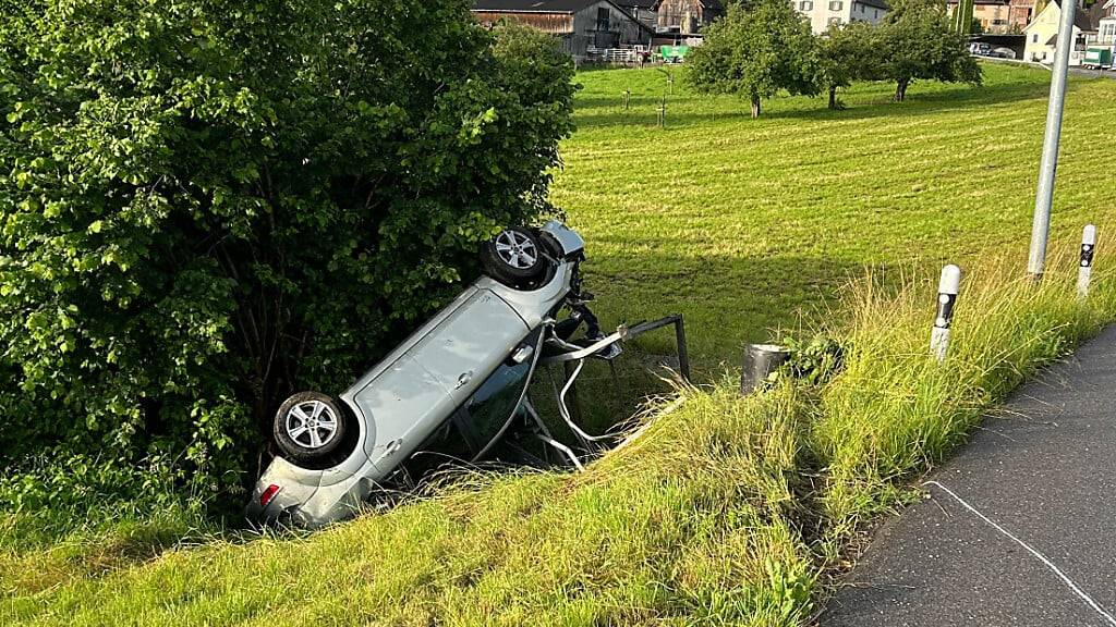 Das Auto einer 27-jährigen Autofahrerin hat sich am Sonntagmorgen in Herrenhof TG nach einem Selbstunfall überschlagen. Die fahrunfähige Autofahrerin wurde laut Polizeiangaben verletzt in ein Spital gebracht.