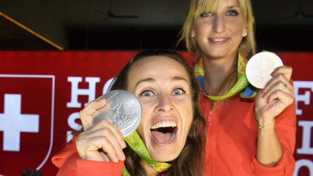 Die Freude über die Silbermedaille ist bei Martina Hingis (links) und Timea Bacsinszky auch im House of Switzerland immer noch gross