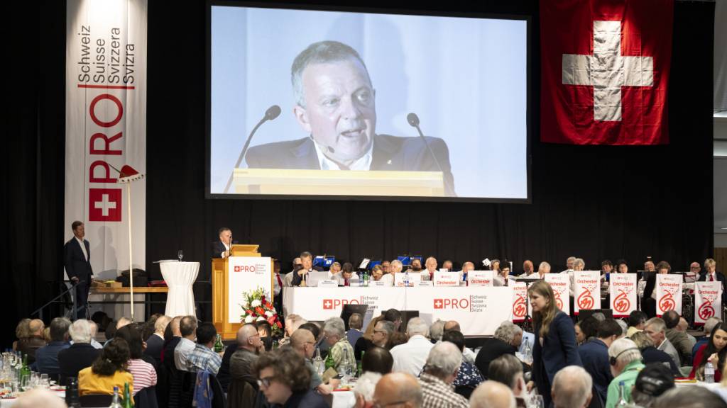 Walter Wobmann, alt Nationalrat und Vizepräsident von Pro Schweiz, wirbt an der Mitgliederversammlung für die Neutralitätsinitiative.
