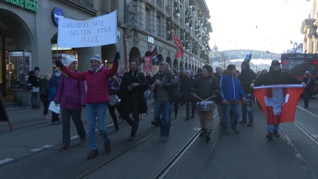 300 Massnahmengegner protestieren gegen 2G in Bern