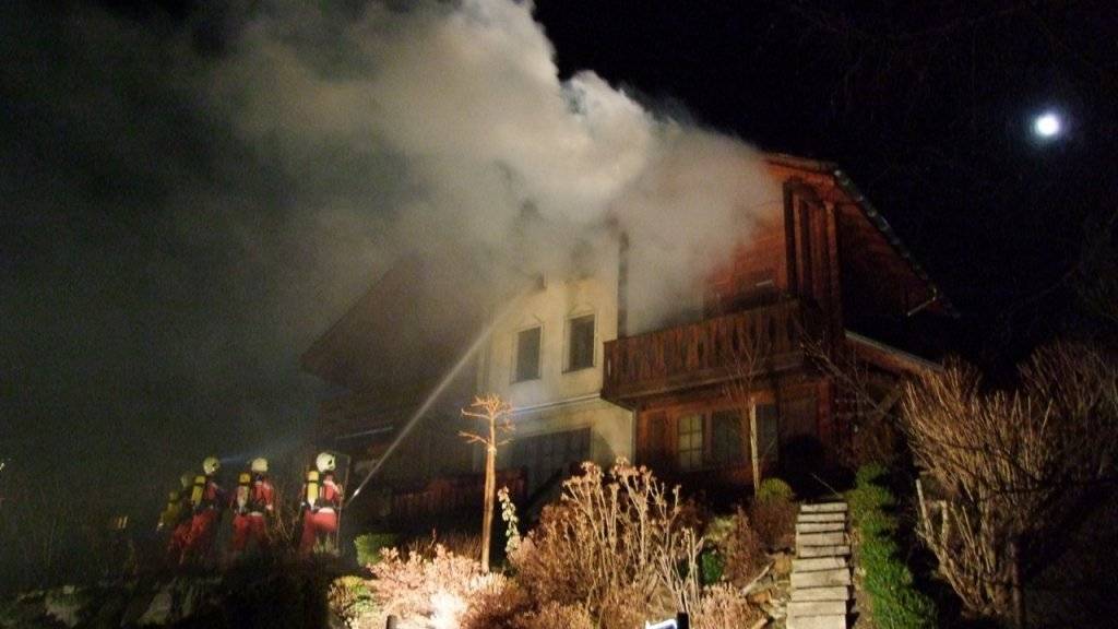 Die Feuerwehr bekämpfte während mehrerer Stunden das Feuer, das an Heiligabend in einem Ferienhaus in Cunter GR ausgebrochen war.