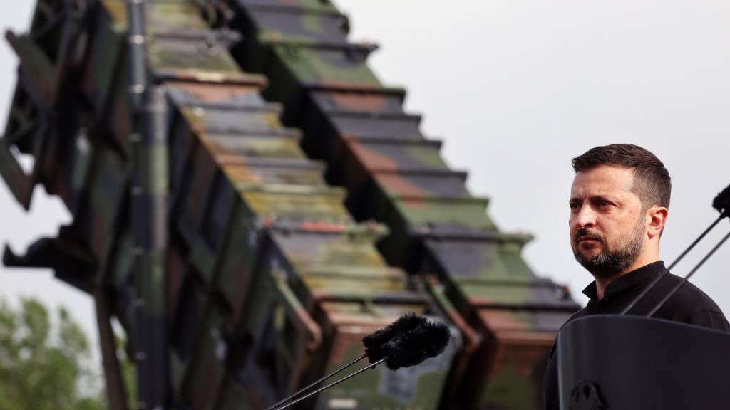 ARCHIV - Wolodymyr Selenskyj, Präsident der Ukraine, steht vor einem Flugabwehrsystem vom Typ Patriot. Foto: Jens Büttner/dpa/Archivbild