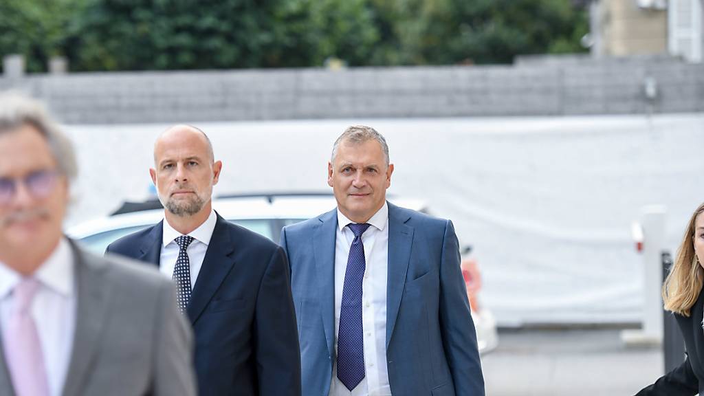 Der frühere Fifa-Generalsekretär Jéròme Valcke (rechts) bei seiner Ankunft vor dem Bundesstrafgericht in Bellinzona.